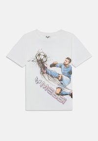 Hvit bomull t-skjorte med en grafisk illustrasjon av en fotballspiller i blå drakt, som sparker en ball med bevegelseslinjer, og teksten "MESSI".