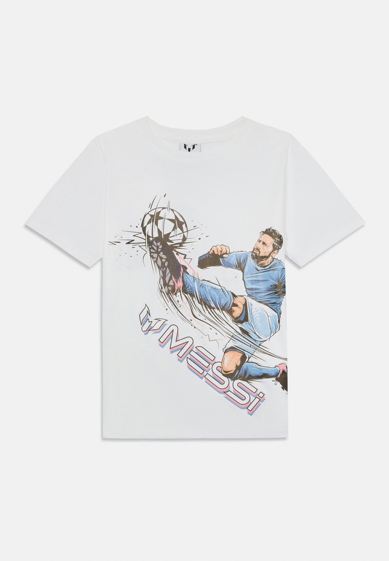 T-shirt in cotone bianco con un'illustrazione grafica di un calciatore in divisa blu che calcia un pallone, con linee di movimento e testo "MESSI".
