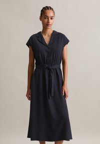 Dunkelblaues Kleid aus glattem Stoff, mit Kragen, kurzen Ärmeln, Knopfleiste, elastischem Bund mit Bindeband und einem knielangen Rock.