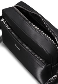Calvin Klein MUST CONVERTIBLE CAMERA BAG - Torba preko tijela - black