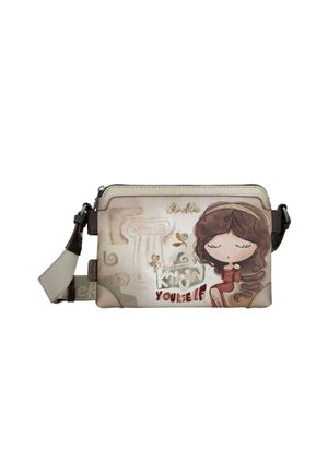 Piccola borsa a tracolla beige con una ragazza dei cartoni animati, una colonna decorativa e la scritta "Conosci te stesso" sul pannello frontale.