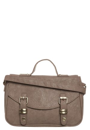 Ledertasche in Taupe mit Tragegriff oben, Vorderklappe, zwei Schnallenriemen und verstellbarem Schulterriemen.