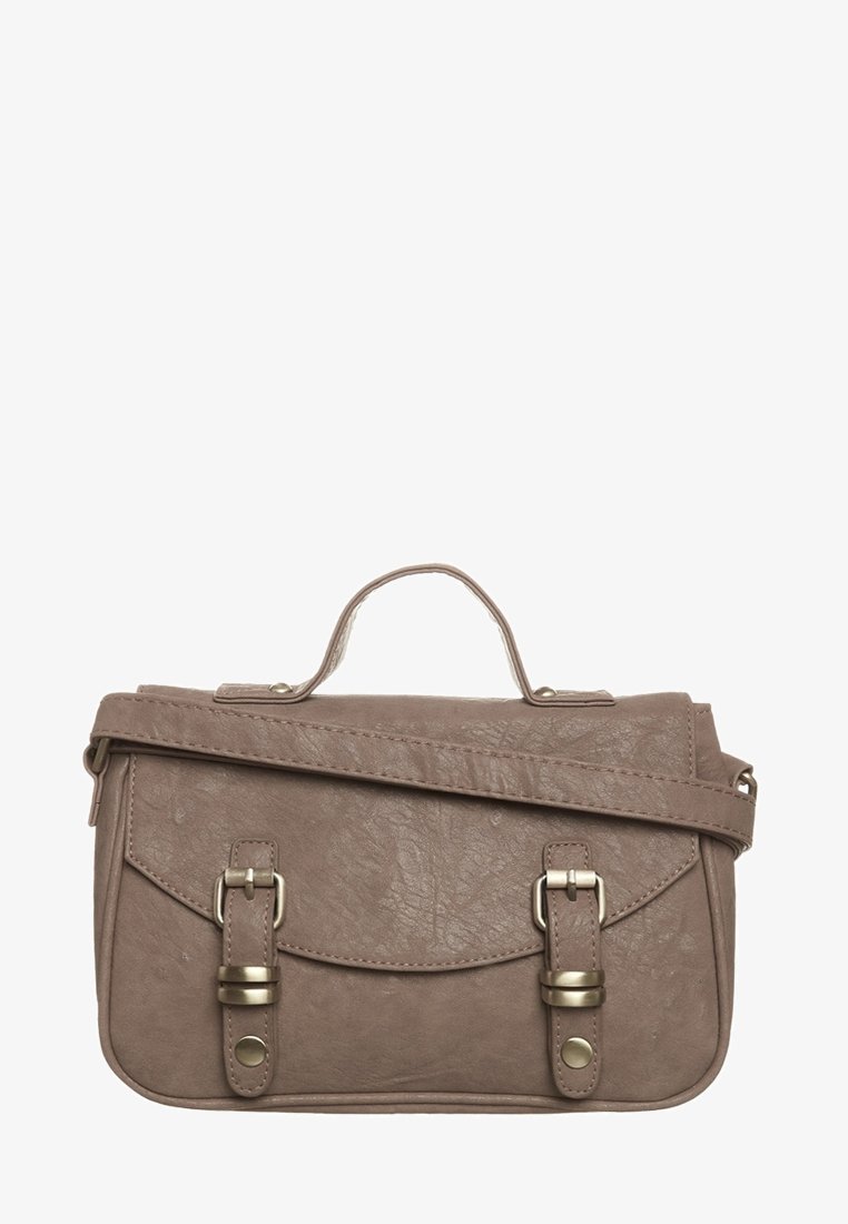 Sacoche en cuir taupe avec poignée supérieure, rabat avant, deux sangles à boucle et bandoulière réglable.
