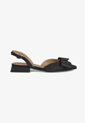 Scarpa slingback nera con tacco quadrato piatto. Realizzata in materiale liscia, presenta un evidente dettaglio a fiocco sulla punta. L'interno è di colore beige.