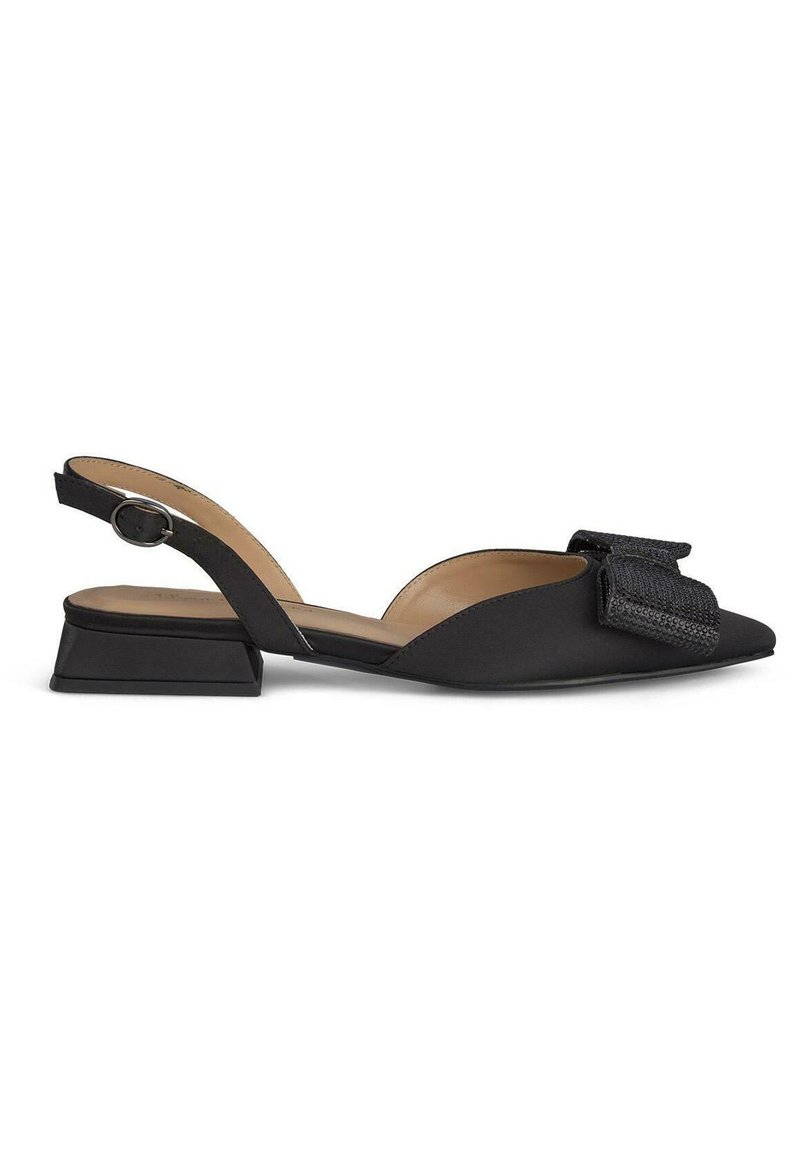 Scarpa slingback nera con tacco quadrato piatto. Realizzata in materiale liscia, presenta un evidente dettaglio a fiocco sulla punta. L'interno è di colore beige.