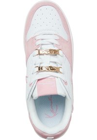 Hvit sneakers med rosa semsket skinn-detaljer, med perforeringer, gull dekorativt hardware, og en lys blå teksturert såle.