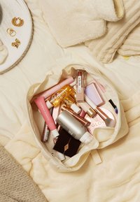 The Flat Lay Co. MARSHMALLOW FLAT LAY MAKEUP BOX BAG - Trousse - vanilla