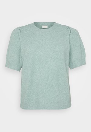 Vaaleanvihreä neulottu neulepaita, jossa on lyhyet puffihihat ja pyöreä kaula-aukko. Pehmeä rakenne ja rento muotoilu. Yksinkertainen malli ilman näkyviä kuvioita tai koristeita.