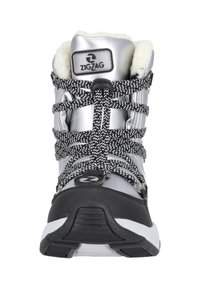 Botte de randonnée argentée avec semelle en caoutchouc noir, tige texturée, lacets à motif noir et blanc et doublure en fausse fourrure au col. Logo en zigzag présent.