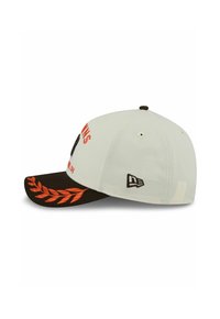 Weißes Cap mit einem kontrastierenden schwarzen Schirm. Mit orangefarbenem, gesticktem Text und einem Lorbeerdesign auf dem Schirm, sowie einem Logo an der Seite.