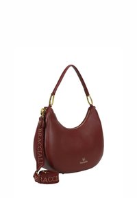 Borsa a mano in pelle bordeaux testurizzata con una cerniera e dettagli in metallo dorato. Presenta una tracolla removibile con logo e dettagli a borchie. Forma curva.