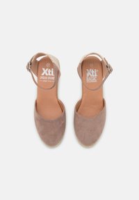 Paire de sandales espadrilles pour femmes en daim beige avec brides à la cheville et semelles en jute tressé sur fond blanc, taille 37.