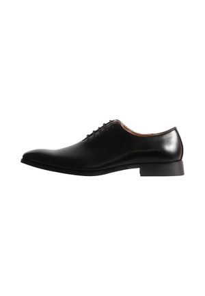 Chaussure de ville en cuir noir à lacets, finition brillante et talon bas, vue de profil sur fond blanc.