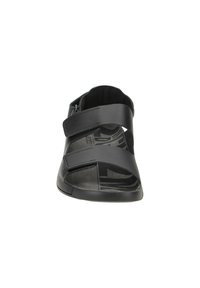 Schwarze Sandale mit offenem Zehenbereich, zwei verstellbaren Klettverschlüssen und strukturierter Innensohle mit einem gemusterten Design. Hergestellt aus strapazierfähigem, leichtem Material.