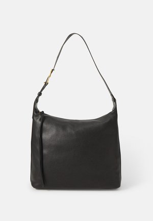Bolso de hombro de cuero negro con un acabado texturizado, una única asa curva y un detalle de bolsillo lateral con cremallera.