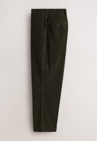Pantalon en velours côtelé vert foncé à coupe droite, avec poches avant et une poche arrière unique à fermeture par bouton.