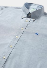 Jasnoniebieska koszula zapinana na guziki, wykonana z gładkiego materiału, z klasycznym kołnierzykiem, białymi guzikami i małym, niebieskim haftowanym logo.