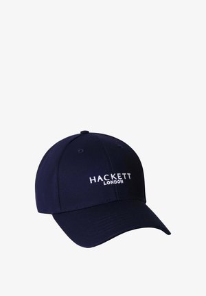 Donkerblauwe baseballpet met gebogen klep en witte tekst "HACKETT LONDON" geborduurd aan de voorkant.