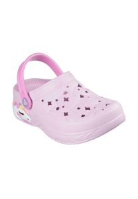 Zueco rosa claro con una correa trasera, recortes en forma de estrella y un diseño de unicornio en el lateral. Hecho de un material flexible con suela texturizada.