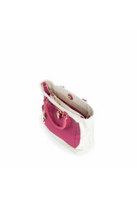 Witte en roze handtas met een gestructureerde vorm, voorzien van een roze buitenzak, gouden hardware en een stoffen textuur. Van binnen zijn er vakken.