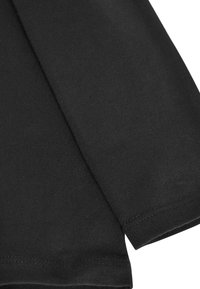 Top nero a maniche lunghe realizzato in tessuto liscio, con scollatura rotonda e cuciture visibili lungo l'orlo e le maniche.