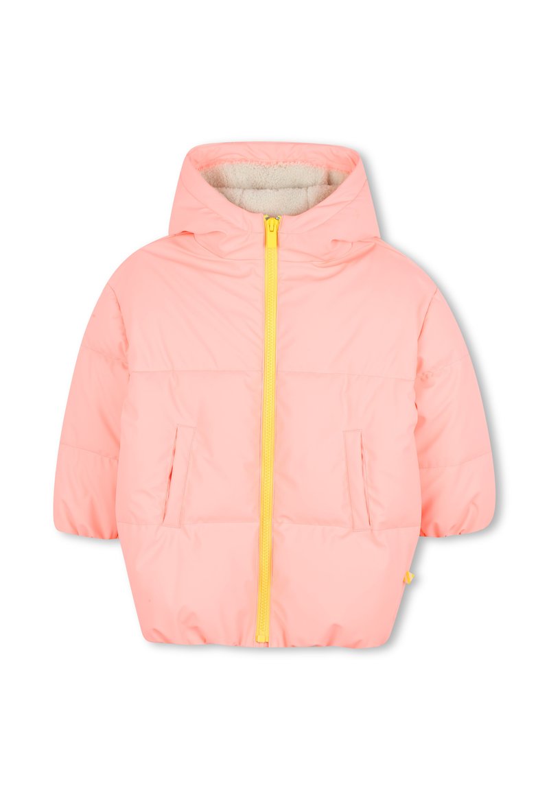 Veste rembourrée rose clair avec capuche et fermeture éclair jaune, dotée de deux poches avant. Doublure douce indiquant une isolation chaude pour les temps froids.
