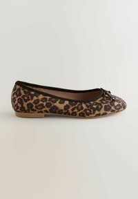Baleríny s leopardím vzorem, měkký textilní svršek, černé obšití, kulatá špička a dekorativní mašle na přední straně. Nízký profil podrážky.