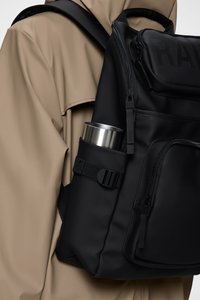 Μαύρο αδιάβροχο σακίδιο με λείο υλικό, που διαθέτει μπροστινή τσέπη με φερμουάρ, πλευρική τσέπη από δίχτυ και λουρί με ένδειξη της μάρκας.