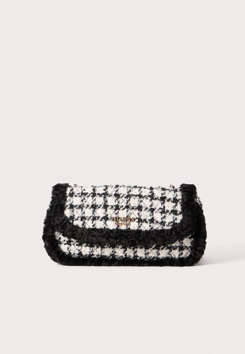 Pochette à motif pied-de-poule noir et blanc avec bordure noire duveteuse et logo doré Guess sur le rabat avant.