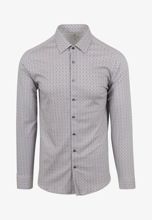 Langearmige shirt met een witte basis en een geometrisch blauw en rood patroon, met een knoopsluiting aan de voorkant, standaard kraag en een gladde stofstructuur.