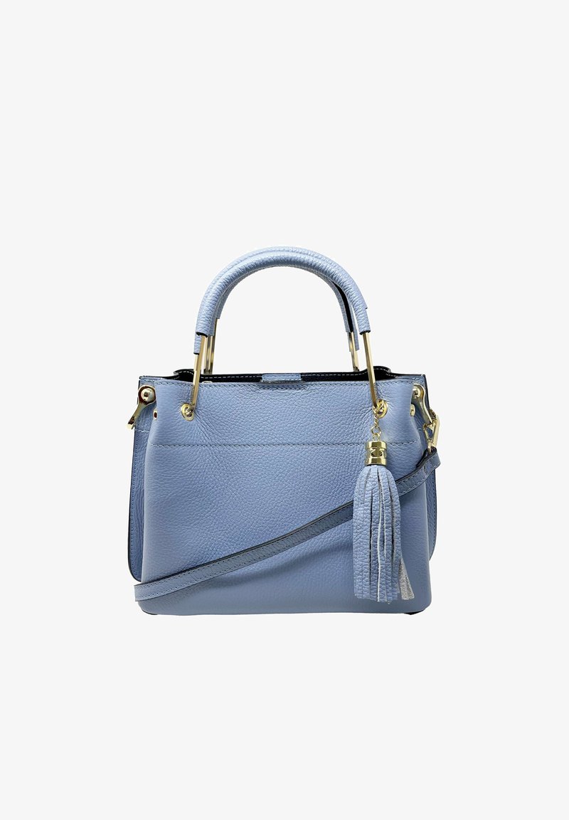 Jasnoniebieska skórzana torebka o teksturowanym wykończeniu, z górnym uchwytem, odpinanym paskiem na ramię i akcentem w postaci frędzla. Złote detale z metalu.