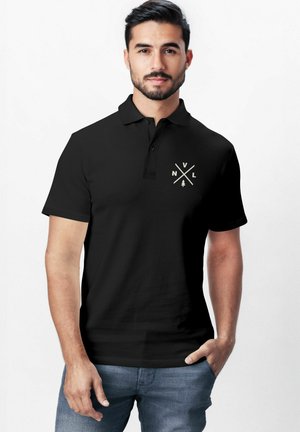 Schwarzes Polohemd mit einem Kragen-Design, kurzen Ärmeln und einem hellen Logo mit gekreuzten Linien und einer Baumgrafik.