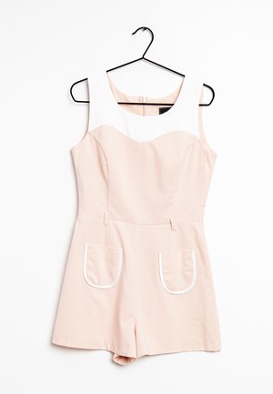 Różowy, bezrękawnikowy kombinezon z białym, okrągłym dekoltem, z dopasowaną górą, szwem w talii oraz dwoma przednimi kieszeniami z białą lamówką.