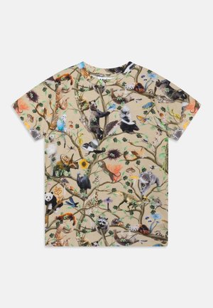 Beżowa koszula z krótkim rękawem z kolorowymi, szczegółowymi ilustracjami różnych dzikich zwierząt, ptaków, owadów i roślin na gałęziach drzew.