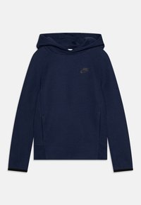 Tmavě modrá mikina s kapucí a černým logem na hrudi, s raglánovými rukávy, texturovaným povrchem a přední kapsou na klokaní způsob.