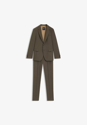Abito marrone scuro realizzato in tessuto texturizzato, con blazer a un bottone, rever a scatto e pantaloni dritti con tasche laterali.