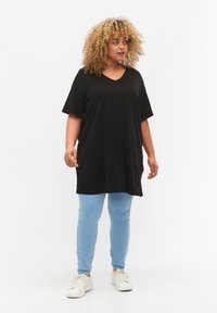 Zizzi SINGLE WITH V-NECK - Základné tričko - black