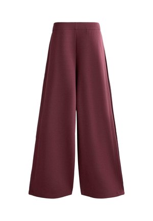 Széles szárú bordó nadrág magas derékkal és sima anyagból, fehér háttér előtt bemutatva.