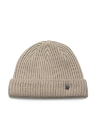 Béžová pletená čepice s ribem a ohrnutým lemem, na boku s malou černou štítkovou nášivkou, která ukazuje strukturovaný vzor po celém povrchu.