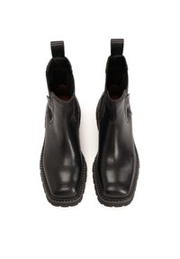 Paire de bottines Chelsea en cuir noir avec bouts carrés, panneaux latéraux élastiques, languettes à l'arrière et semelles en caoutchouc robustes.