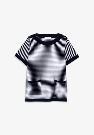 T-shirt à manches courtes rayé bleu marine et blanc avec un col rond, deux poches avant et des boutons décoratifs sur une épaule.