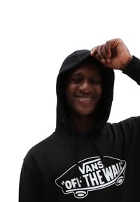 Sudadera negra con bolsillo frontal y cordones, que presenta un gráfico blanco del logo "VANS OFF THE WALL" en el pecho. Textura de algodón suave.