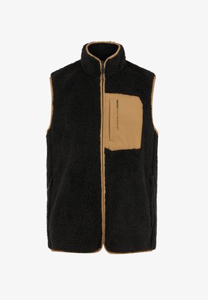 Zwarte fleece vest met hoge kraag, volledige ritssluiting en contrasterende tan zak. Het heeft een zachte, textuurstof voor warmte.