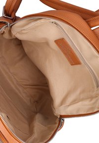 Borsa a tracolla in pelle marrone chiaro con un ampio interno in tessuto beige. Presenta una chiusura con cerniera argentata e una tasca interna per l'organizzazione.