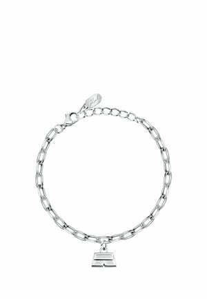 Sølvkædearmbånd med aflange led og en rektangulær vedhæng. Har en lukning med indgraveret "Karl" nærvedhænget.