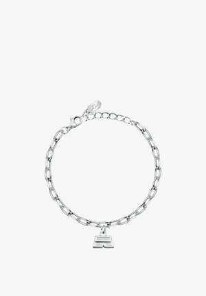 Zilveren armband met verlengde schakels en een rechthoekige hanger. Voorzien van een sluiting gegraveerd met "Karl" nabij de hanger.