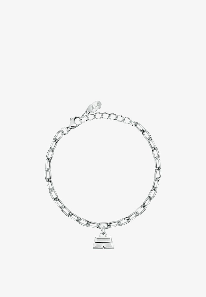 Bracelet en chaîne argentée avec des maillons allongés et un pendentif rectangulaire. Dispose d'un fermoir gravé du nom "Karl" près du pendentif.
