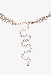 Guld- och silverhalsband med lager av kedjor med cirkulära länkar och rektangulära rhinestones, avslutat med en spänne och justerbar kedja.