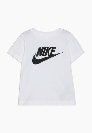 T-shirt bianca in cotone con un grande logo nero "NIKE" e grafica con il baffo sul davanti, maniche corte e design a girocollo.