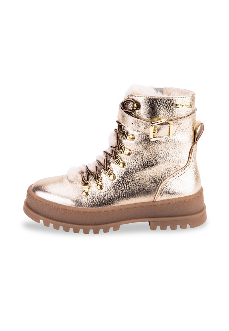 Botín metálico dorado con cordones, forrado de piel de pelo, ojetes plateados y suela de goma marrón, que cuenta con un hebilla lateral y una suela de grueso perfil.